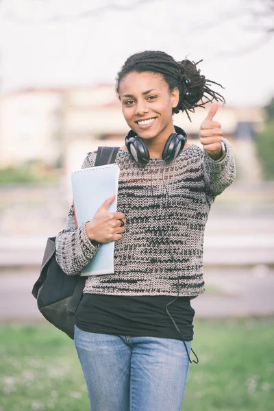 Estudante de corrida mista bonita ao ar livre — Fotografia de Stock