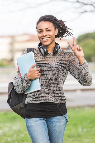 Hermoso estudiante de raza mixta al aire libre —  Fotos de Stock