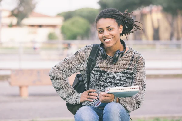 Mooi gemengd ras student buiten — Stockfoto