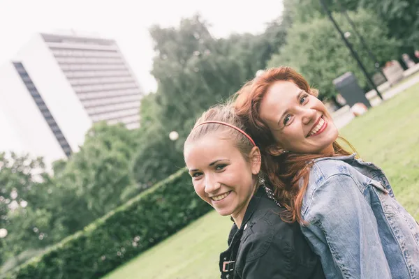 Tallinn Park'ta iki kız — Stok fotoğraf