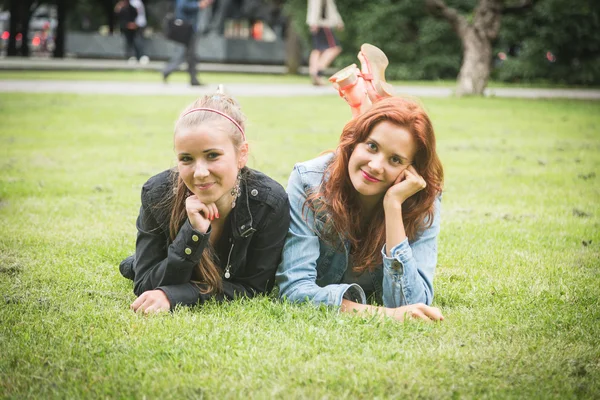 Дві дівчинки на парк в місті Таллінн — стокове фото