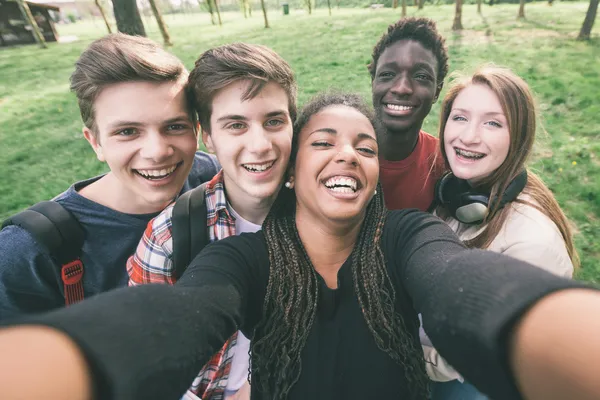 Grupo de adolescentes multiétnicos que se toman un selfie — Foto de Stock