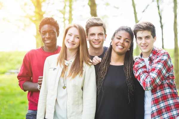 Grupo multiétnico de adolescentes ao ar livre — Fotografia de Stock