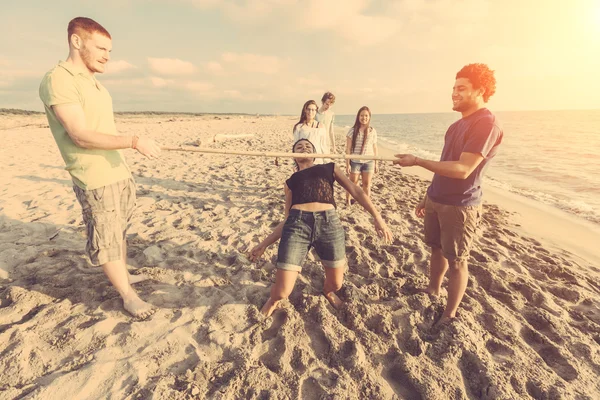 Amici che ballano Limbo in spiaggia — Foto Stock