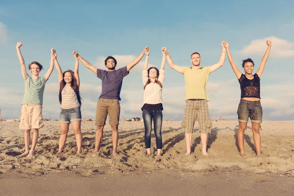 Persone con le braccia alzate al tramonto — Foto Stock