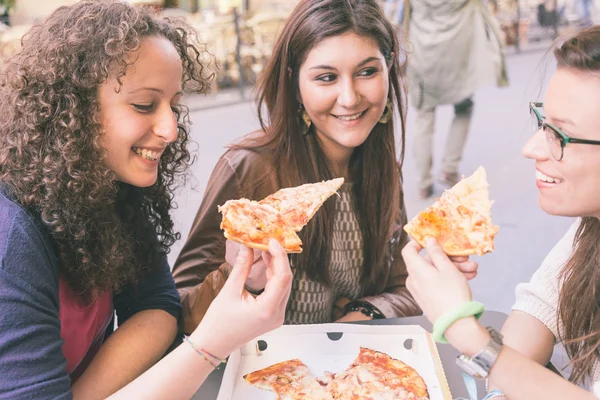 Niñas comiendo pizza en la ciudad — Foto de Stock