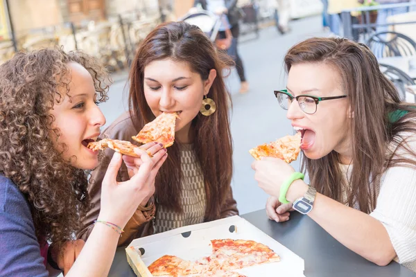 Дівчата їдять піцу в місті — стокове фото