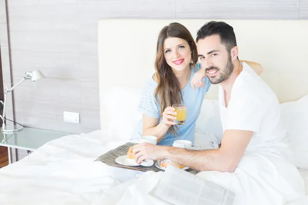 Casal tomando café da manhã no quarto do hotel — Fotografia de Stock