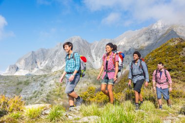 insanlar dağ başında hiking