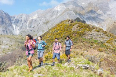 insanlar dağ başında hiking