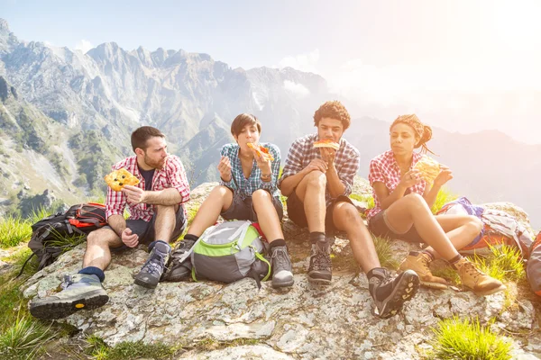 People Having a Rest at top of Mountain — Stock Photo, Image