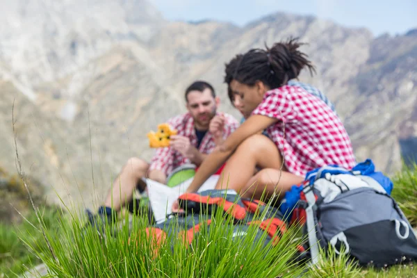 Persone che hanno un riposo in cima alla montagna — Foto Stock