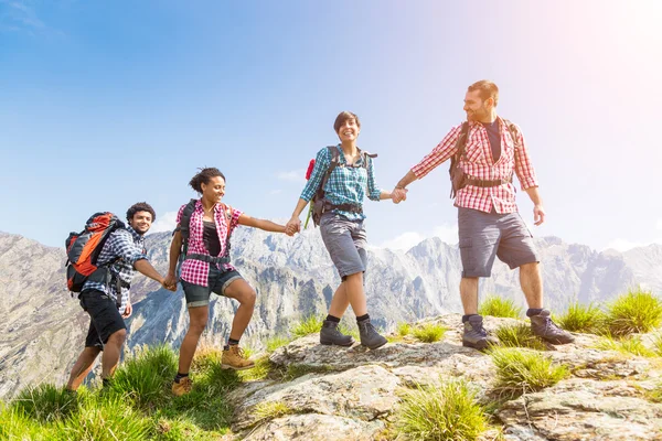 Gente Senderismo en la cima de la montaña — Foto de Stock