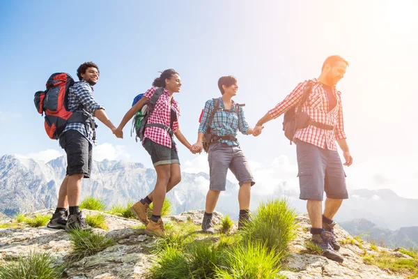 Gente Senderismo en la cima de la montaña — Foto de Stock