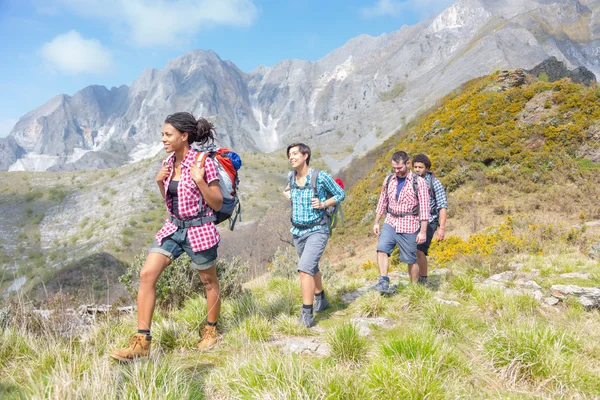 Människor vandring på toppen av berget — Stockfoto