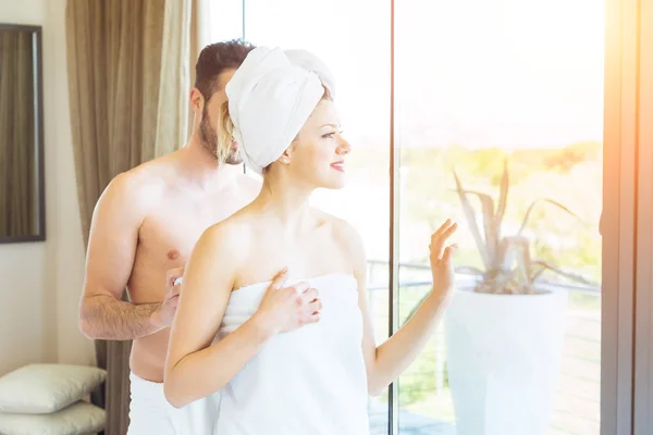 Ungt par på hotellrummet efter dusch — Stockfoto