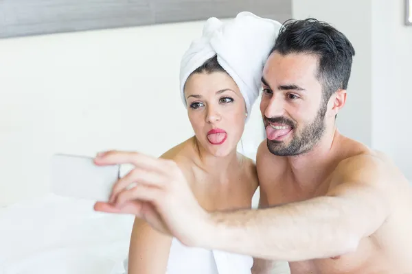 Casal tomando selfie após o chuveiro — Fotografia de Stock