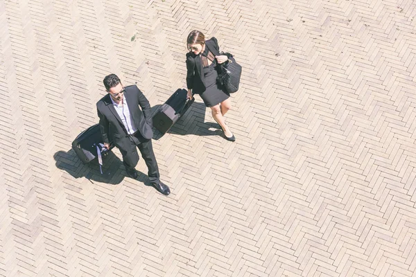 Gente d'affari che cammina con borsa del carrello, vista aerea — Foto Stock