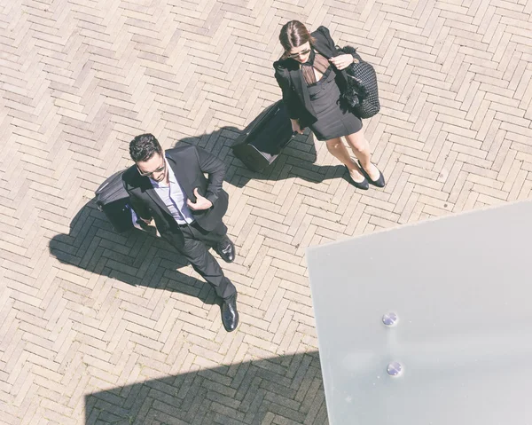 Geschäftsleute zu Fuß mit Rollkoffer, Luftaufnahme — Stockfoto
