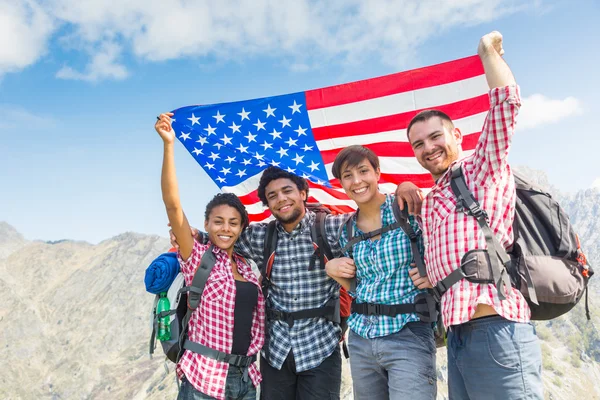 Personer med usa flaggan på toppen av berget — Stockfoto