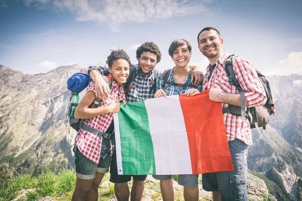 Personnes avec drapeau italien au sommet de la montagne — Photo