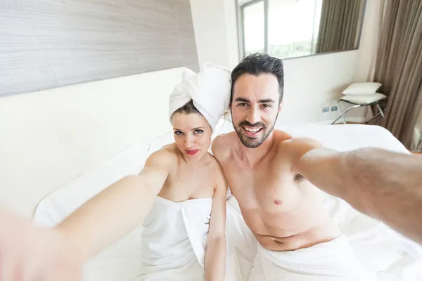 Coppia prendendo selfie dopo la doccia — Foto Stock