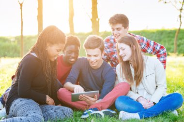 Genç arkadaşlar dijital tablet Parkı'nda kullanma