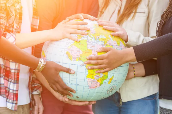 Grupo de Adolescentes Segurando Mapa Mundial do Globo — Fotografia de Stock