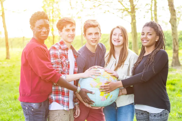 Grupo de Adolescentes Segurando Mapa Mundial do Globo — Fotografia de Stock