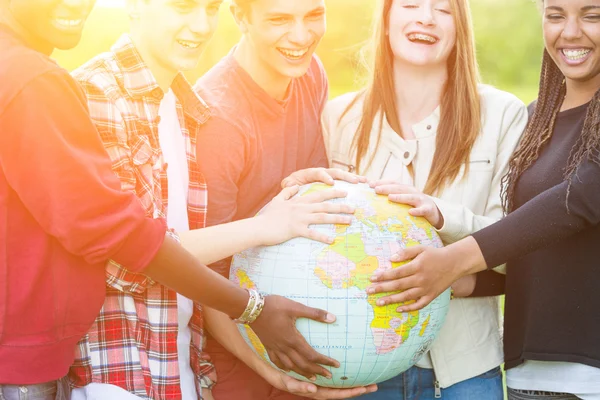 Groep van tieners die houden van de kaart van de wereld van de wereld — Stockfoto