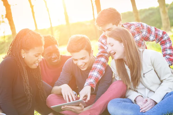 Teenager-Freunde nutzen digitales Tablet im Park — Stockfoto