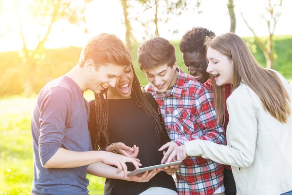 Teenager-Freunde nutzen digitales Tablet im Park — Stockfoto