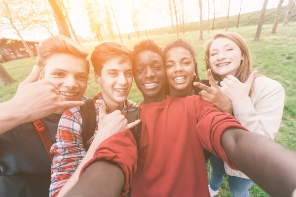 Groupe d'adolescents multiethniques prenant un selfie — Photo