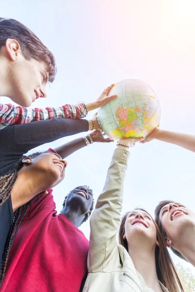 Groep van tieners die houden van de kaart van de wereld van de wereld — Stockfoto