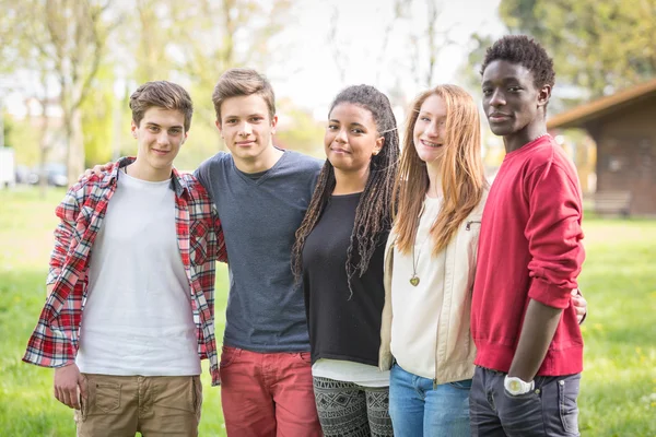 Grupo multiétnico de adolescentes al aire libre — Foto de Stock