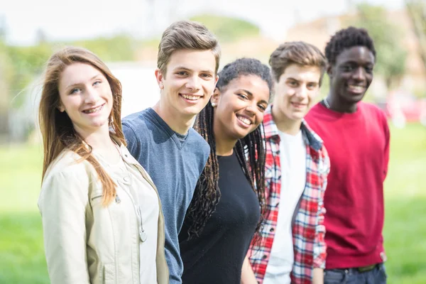 Grupo multiétnico de adolescentes al aire libre —  Fotos de Stock