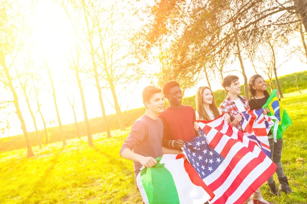 Teenager-Freunde mit Fahnen aus verschiedenen Ländern — Stockfoto