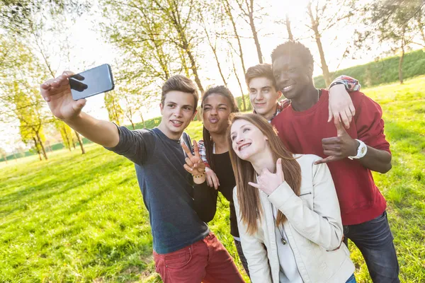 Amigos adolescentes tomando selfie en el parque — Foto de Stock