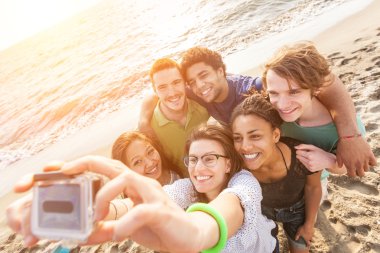 Çok ırklı grup arkadaşıyla kumsalda Selfie alarak