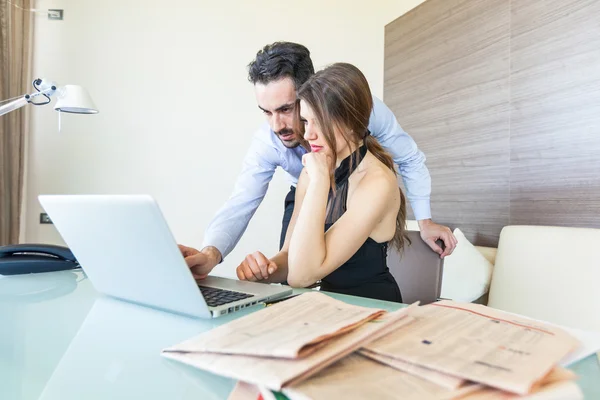 Couple d'affaires travaillant au bureau — Photo