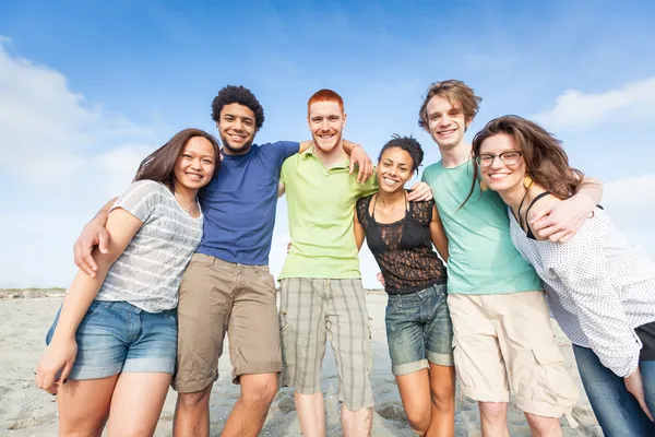Grupo Multiracial de Amigos en la Playa — Foto de Stock