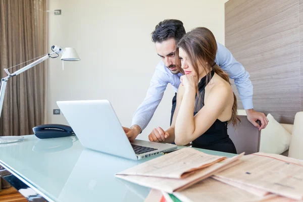 Couple d'affaires travaillant au bureau — Photo