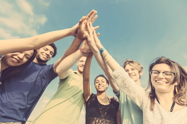 Multirassische Gruppe von Freunden mit Händen auf Stapel — Stockfoto