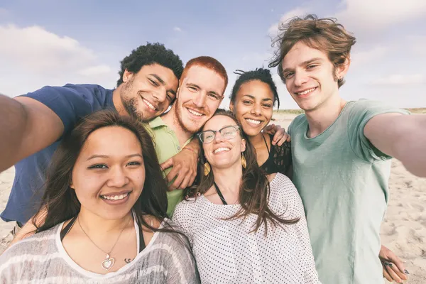 Multiracial grupp av vänner med Selfie på stranden — Stockfoto