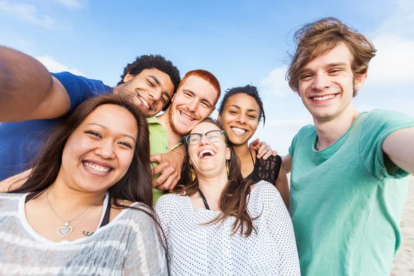 Multiraciale groep van vrienden nemen Selfie op strand — Stockfoto