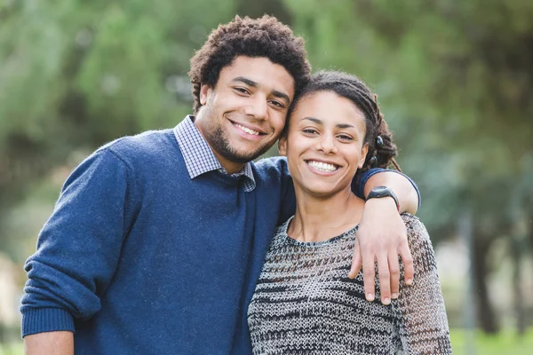 Misto-raça casal ao ar livre retrato — Fotografia de Stock