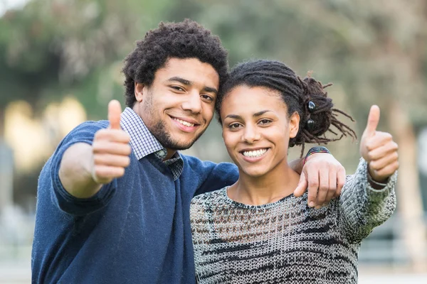 Pareja feliz de carrera mixta — Foto de Stock