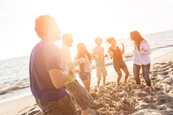 Gruppo multirazziale di amici che danno una festa in spiaggia — Foto Stock