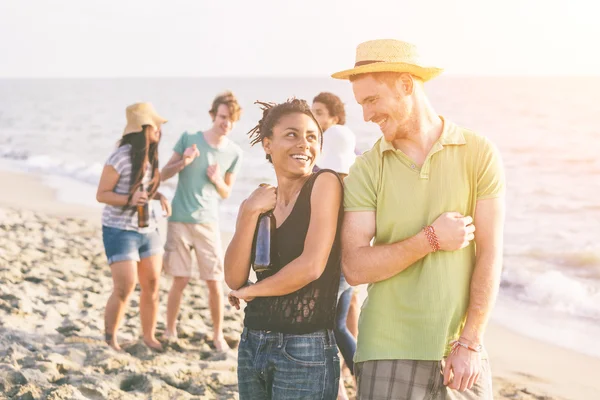 Grupo Multiracial de Amigos Celebrando una Fiesta en la Playa — Foto de Stock