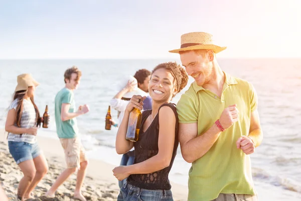 Groupe multiracial d'amis faisant une fête à la plage — Photo